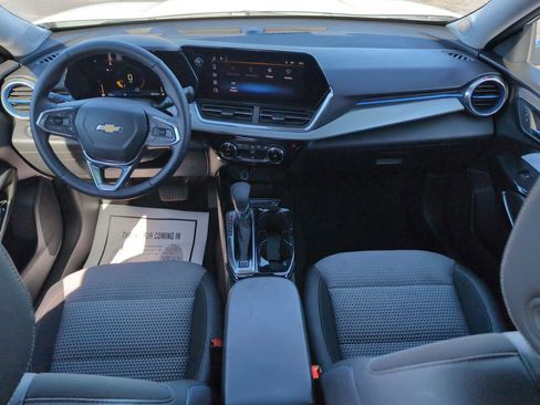 Used 2025 Chevrolet Trax LT w/ LT Convenience Package image 19