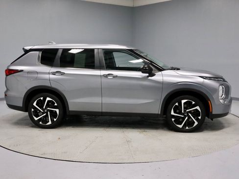 Used 2022 Mitsubishi Outlander SE image 12