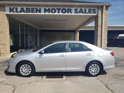 Used 2014 Toyota Camry LE FWD image 2