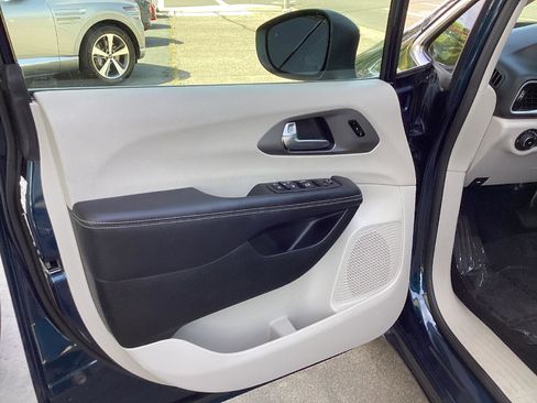 Used 2023 Chrysler Pacifica Touring-L FWD image 9