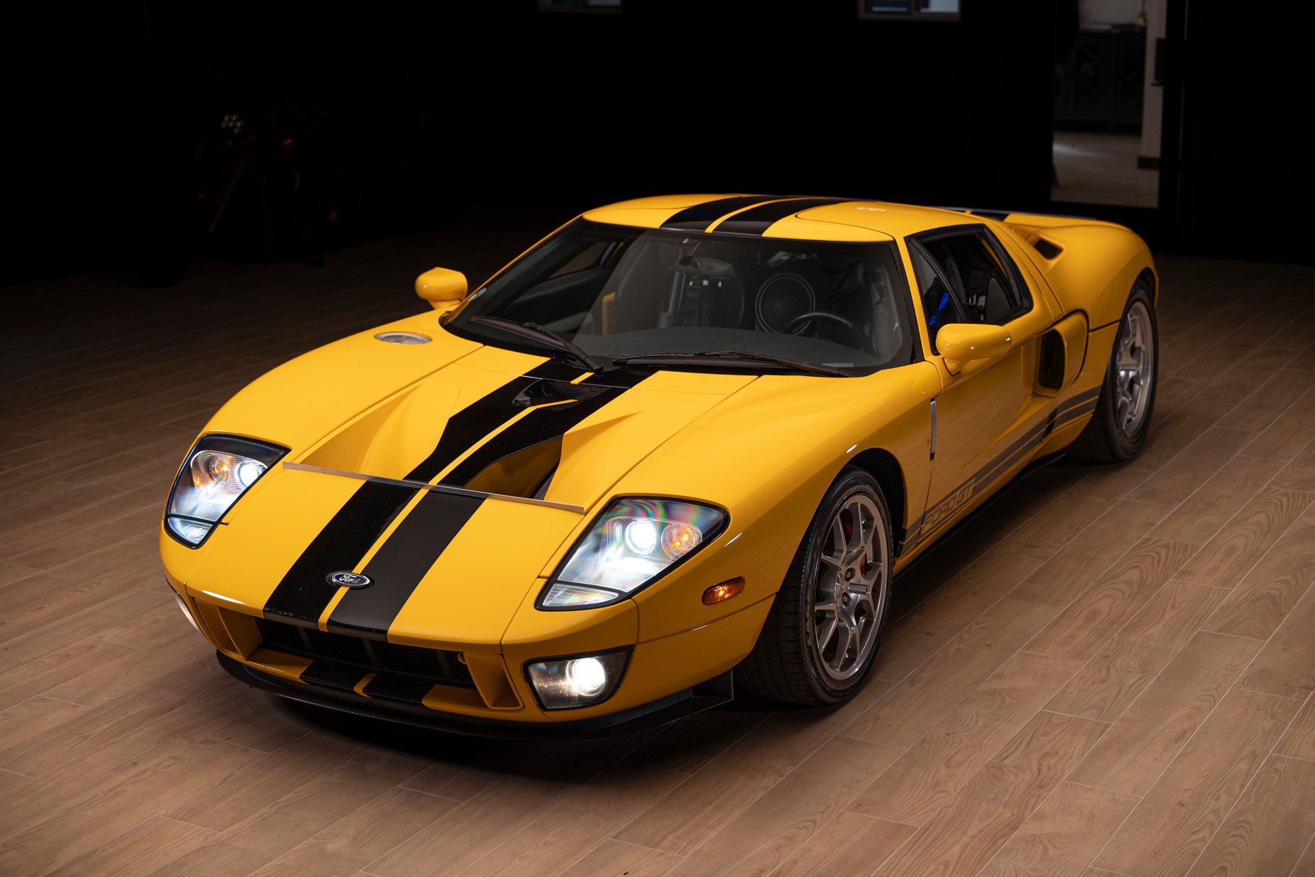 Used 2005 Ford GT RWD image 7