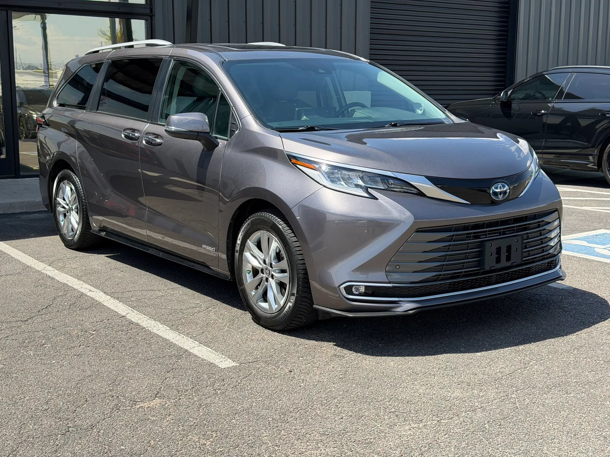 Used 2021 Toyota Sienna Limited FWD image 11