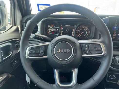 Used 2025 Jeep Wrangler Unlimited Sahara AWD/4WD image 27