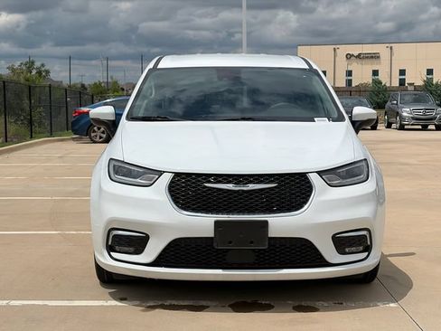 Used 2023 Chrysler Pacifica Touring-L FWD image 2