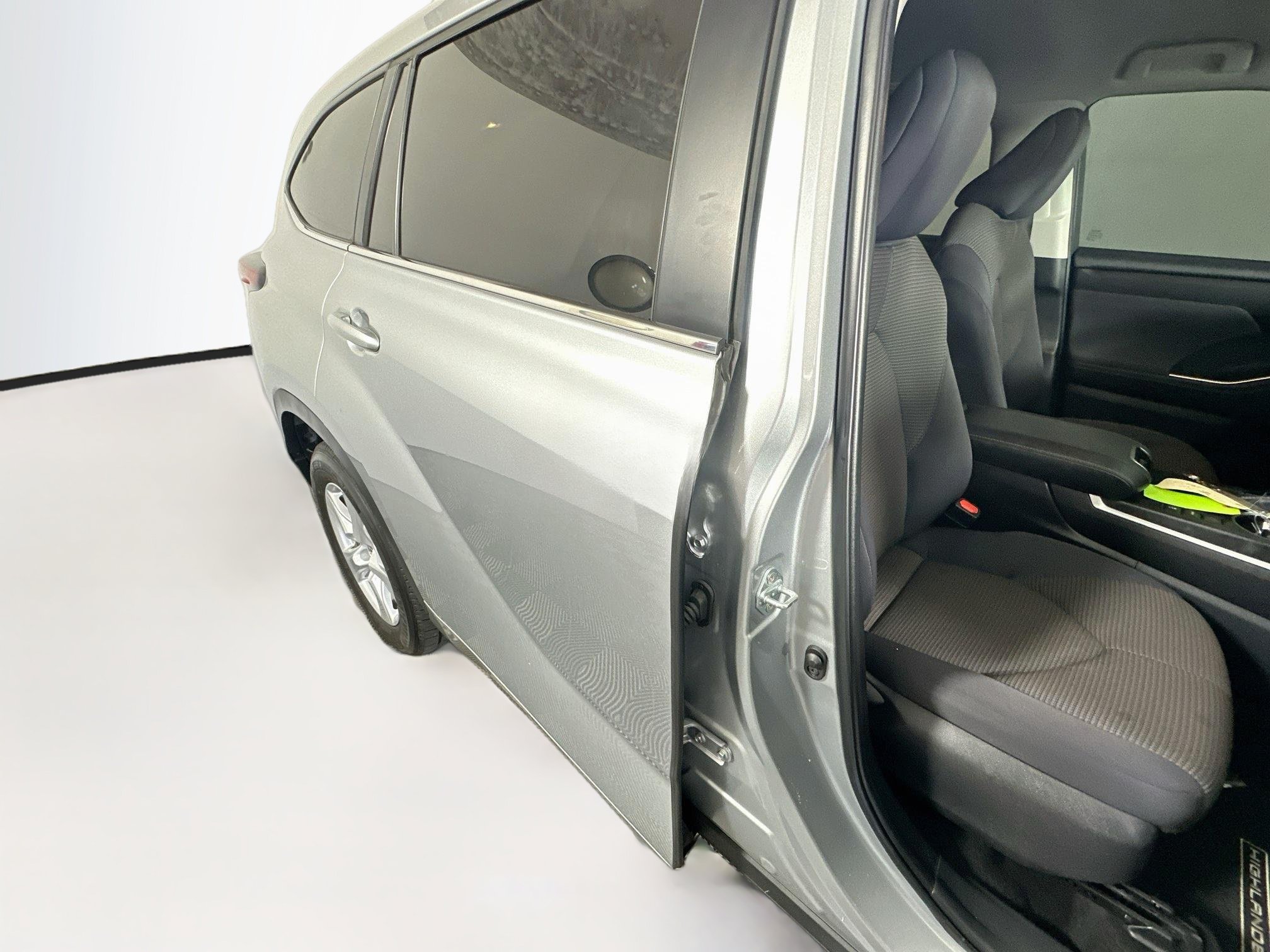 Used 2024 Toyota Highlander LE FWD image 28