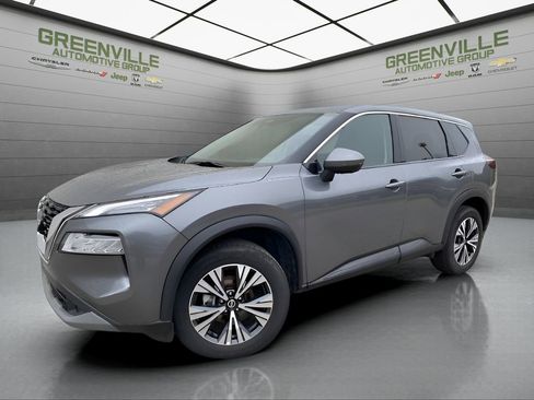 Used 2021 Nissan Rogue SV image 2