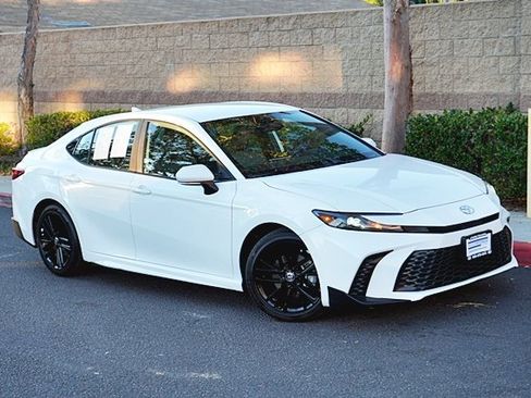 Used 2025 Toyota Camry SE image 3