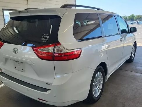 Used 2017 Toyota Sienna XLE w/ XLE Navigation Package FWD image 2