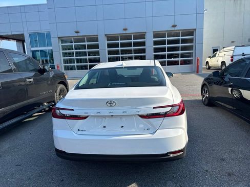 Used 2025 Toyota Camry LE FWD image 5