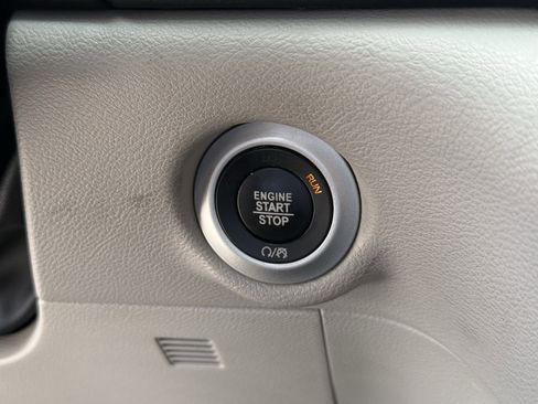 Used 2017 Chrysler Pacifica Touring-L w/ Tire & Wheel Group image 9