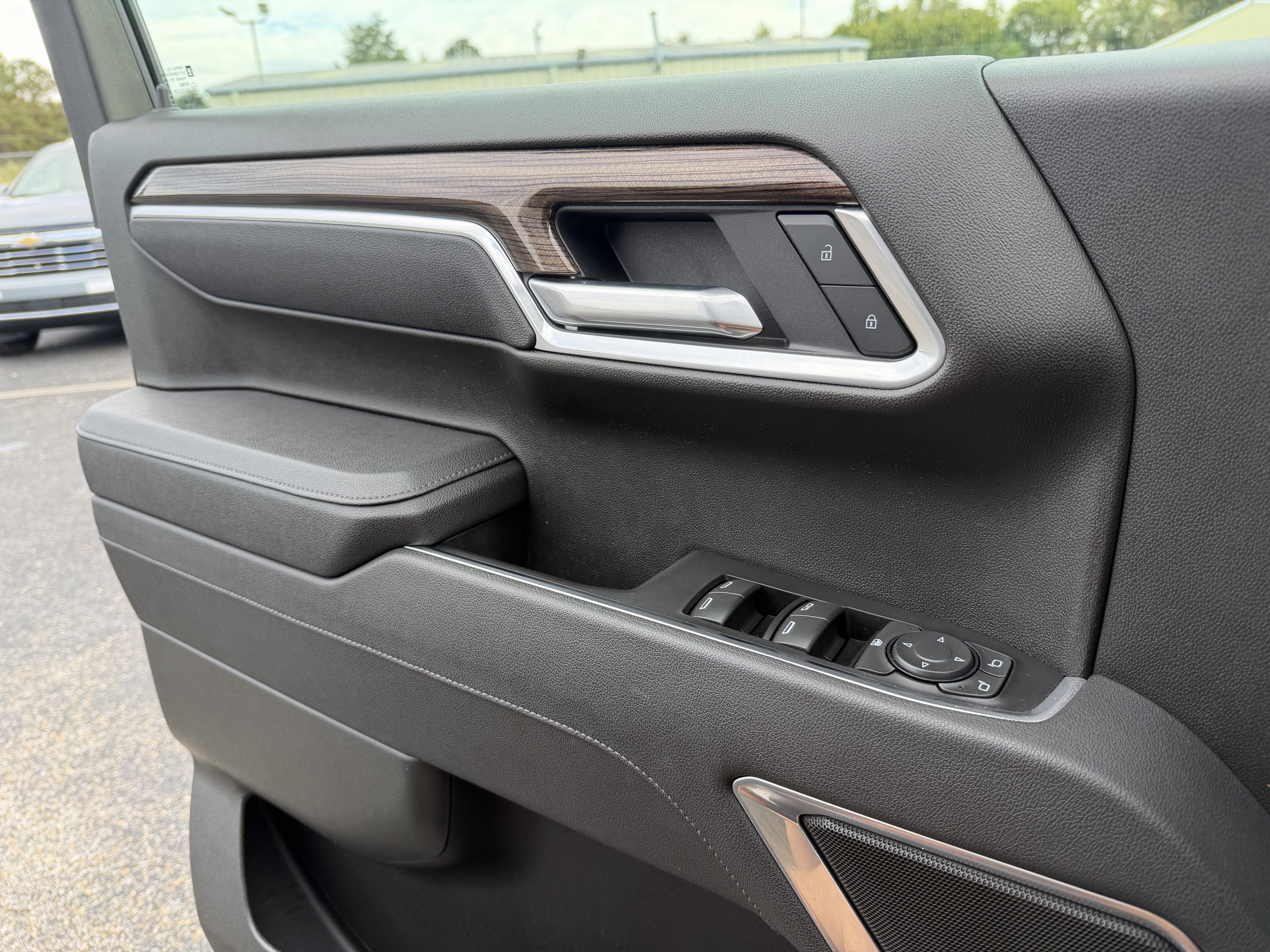 Used 2025 Chevrolet Silverado 1500 LT AWD/4WD image 11