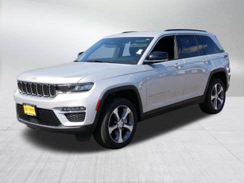 Used 2025 Jeep Grand Cherokee Limited w/ Trailer Tow Package AWD/4WD image 3