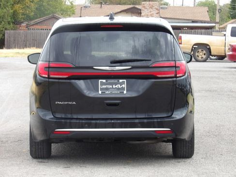 Used 2024 Chrysler Pacifica Touring-L FWD image 7
