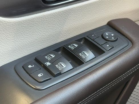 Used 2017 Chrysler Pacifica Touring-L Plus w/ Tire & Wheel Group image 25