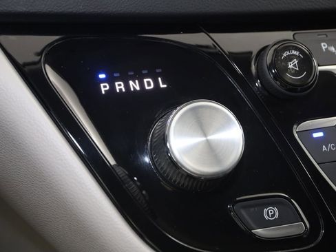 Used 2017 Chrysler Pacifica Touring-L image 7