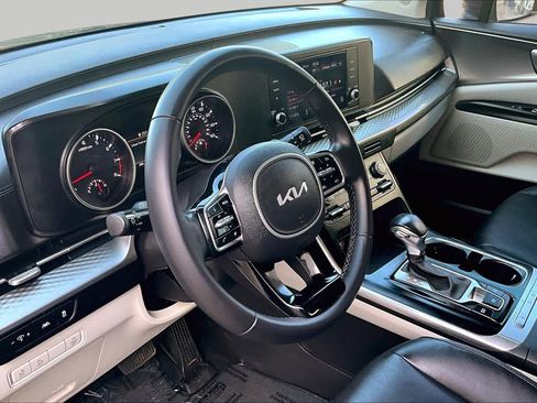 Used 2022 Kia Carnival LX FWD image 17