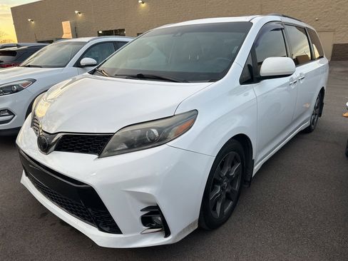 Used 2019 Toyota Sienna SE Premium image 1