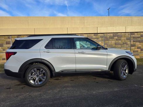 New 2026 Ford Explorer Active w/ Active Comfort Package image 2
