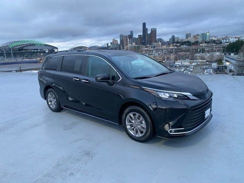 Used 2024 Toyota Sienna XLE image 28