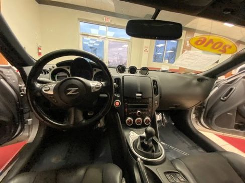 Used 2010 Nissan 370Z Touring image 19
