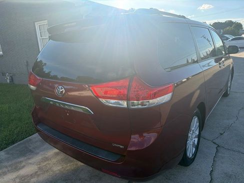 Used 2014 Toyota Sienna Limited w/ Limited Premium Package FWD image 8
