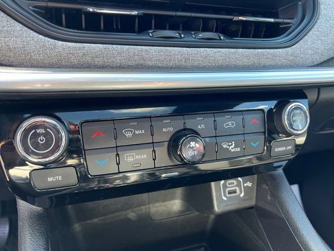Used 2025 Jeep Compass Latitude w/ Sun & Sound Group AWD/4WD image 20