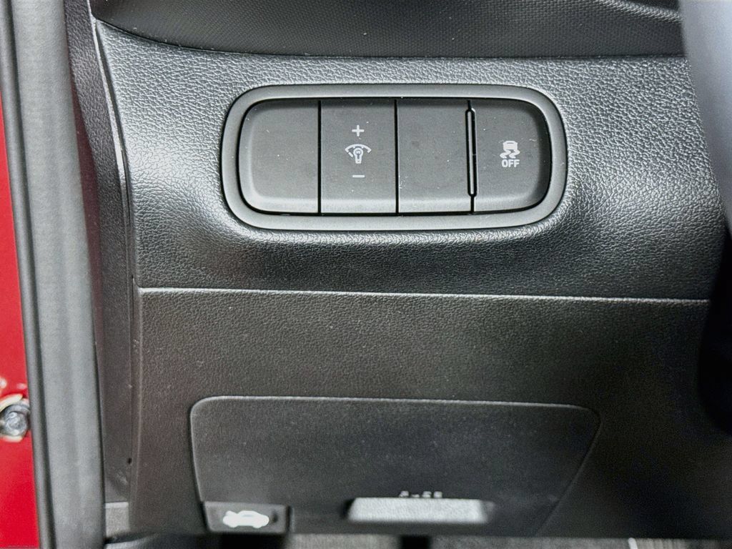 Used 2024 Hyundai Venue Limited FWD image 19