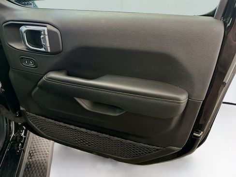 Used 2025 Jeep Wrangler Sahara image 32