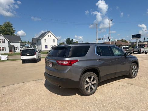Used 2021 Chevrolet Traverse LT w/ LT Premium Package AWD/4WD image 6