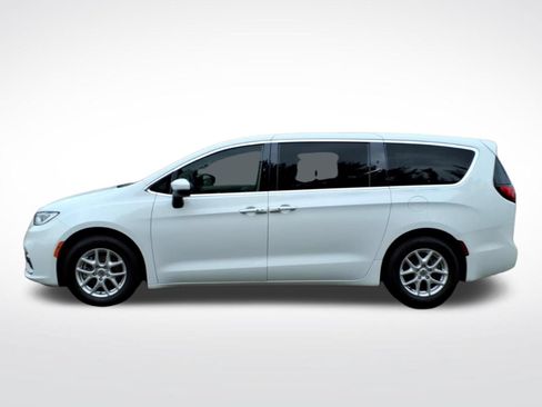 Used 2023 Chrysler Pacifica Touring-L FWD image 2