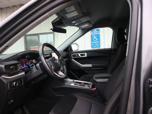 Used 2023 Ford Explorer XLT AWD/4WD image 52