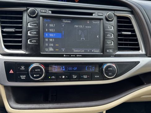 Used 2017 Toyota Highlander XLE AWD/4WD image 16