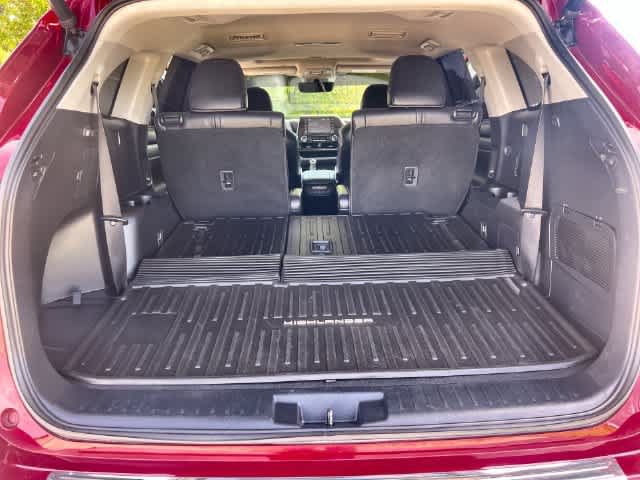 Used 2022 Toyota Highlander XLE AWD/4WD image 4