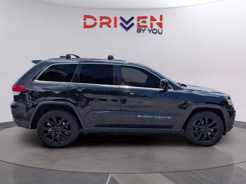 Used 2022 Jeep Grand Cherokee Laredo RWD image 6