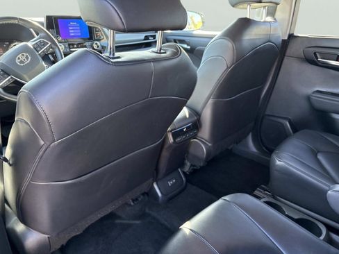Used 2023 Toyota Highlander XLE image 19