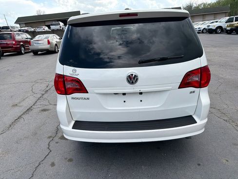 Used 2011 Volkswagen Routan SE FWD image 7