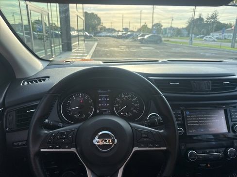 Used 2017 Nissan Rogue Sport SL image 18