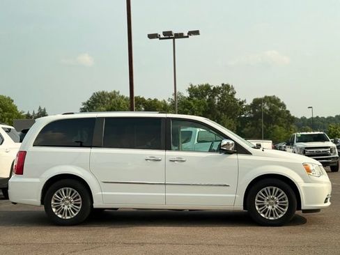 Used 2015 Chrysler Town & Country Limited FWD image 32