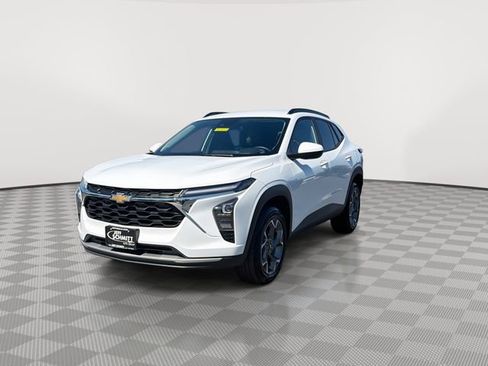 Certified 2025 Chevrolet Trax LT w/ LT Convenience Package FWD image 4