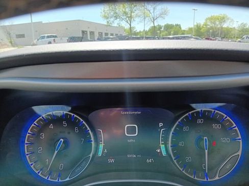 Used 2024 Chrysler Pacifica Touring-L FWD image 5