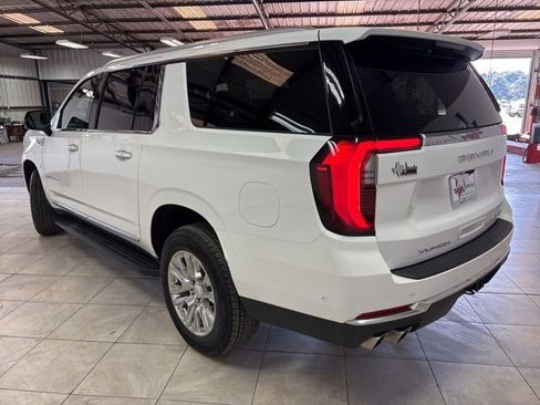 Used 2025 GMC Yukon XL Denali AWD/4WD image 7