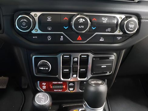 Used 2026 Jeep Wrangler Unlimited Rubicon AWD/4WD image 11