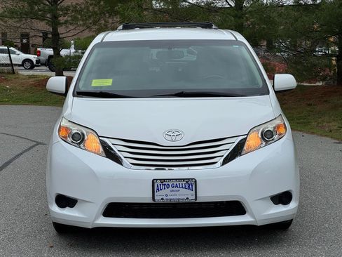 Used 2017 Toyota Sienna LE FWD image 2