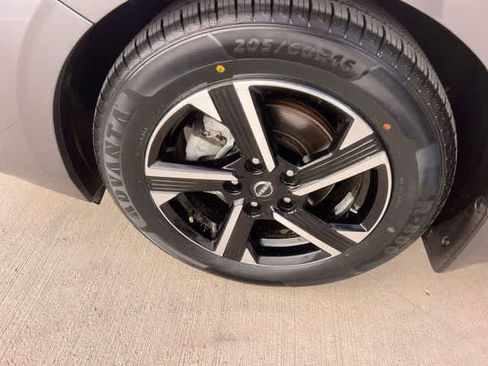 Used 2024 Nissan Sentra SV FWD image 9