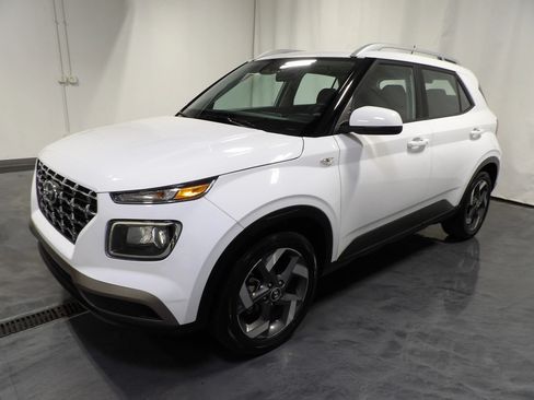 Used 2025 Hyundai Venue SEL FWD image 3