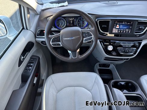 Used 2019 Chrysler Pacifica Touring-L image 29