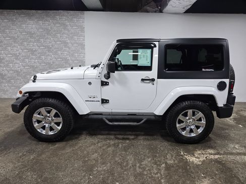 Used 2017 Jeep Wrangler Sahara w/ Connectivity Group AWD/4WD image 2