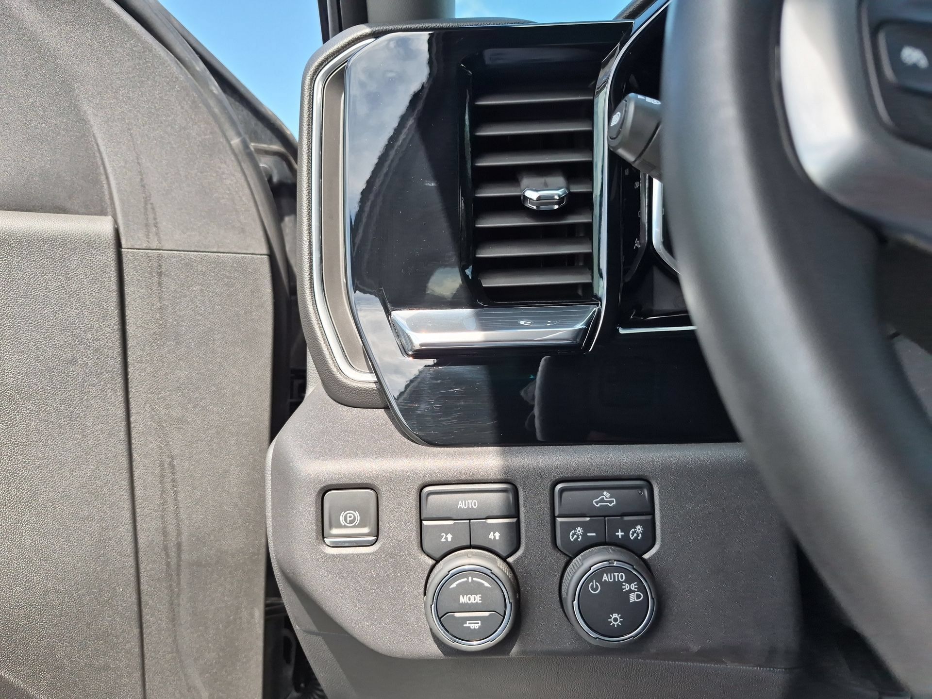 Certified 2024 Chevrolet Silverado 1500 LT AWD/4WD image 18