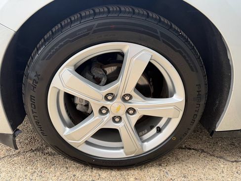 Used 2017 Chevrolet Volt LT FWD image 35