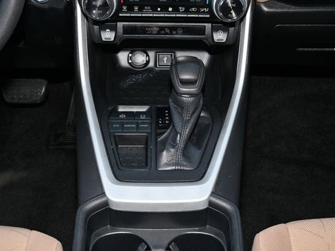 Used 2021 Toyota RAV4 XLE w/ Convenience Package FWD image 23